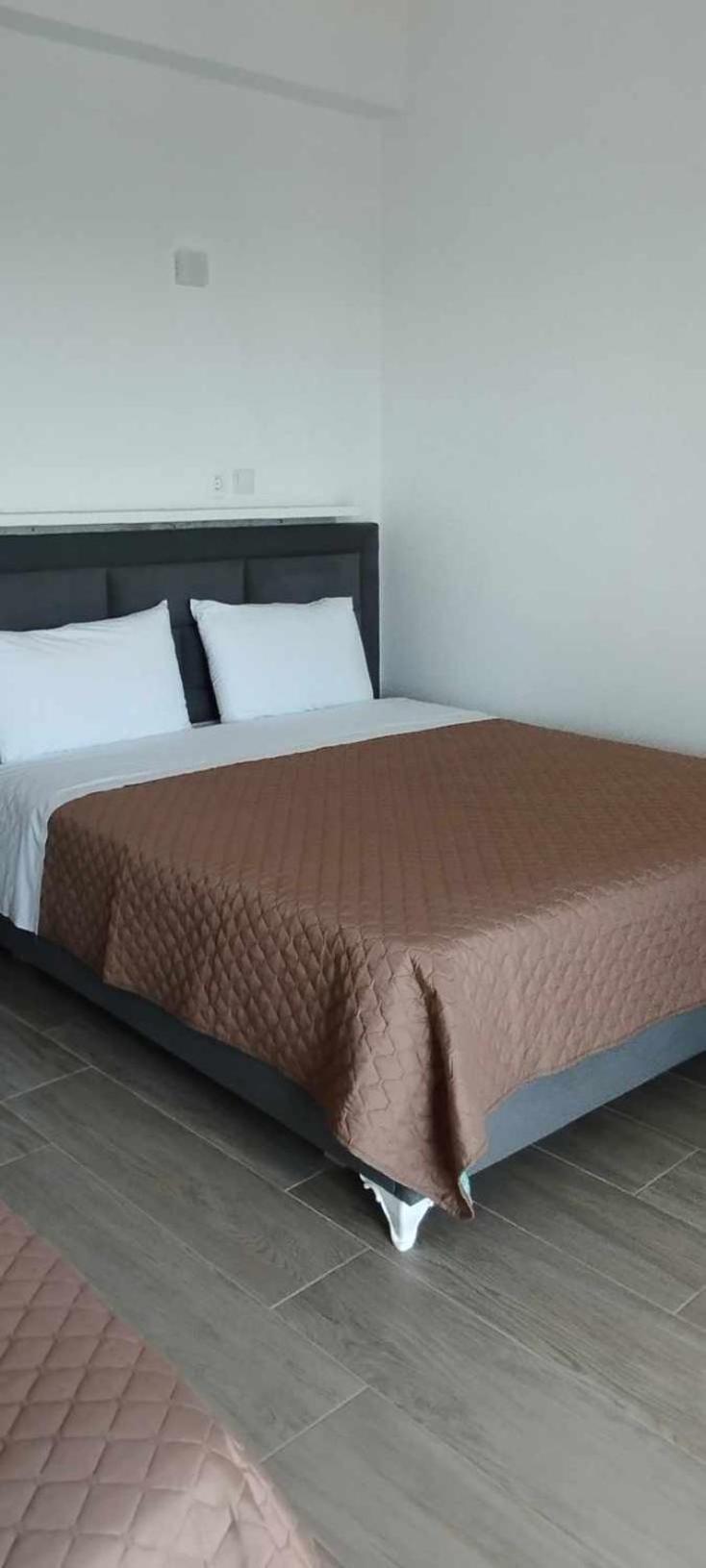 Sevilia Rooms Qeparo Bagian luar foto